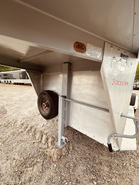 Used 1998 Sundowner 2H 727 Valuelite Horse Trailer