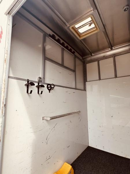 Used 1998 Sundowner 2H 727 Valuelite Horse Trailer
