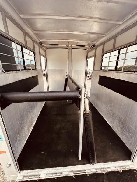Used 1998 Sundowner 2H 727 Valuelite Horse Trailer