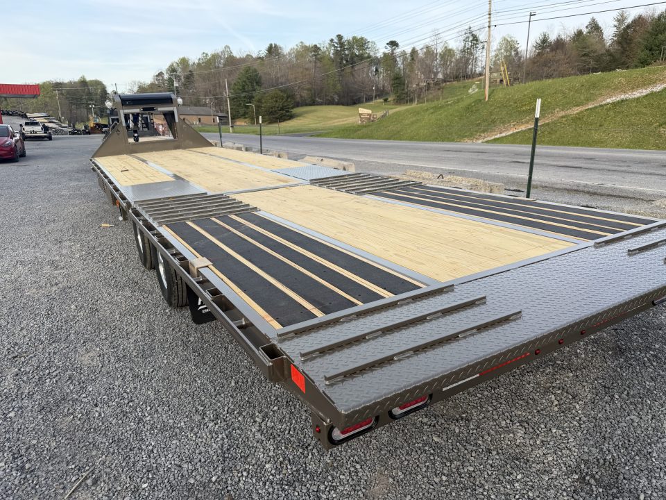 New 2026 Diamond C FMAX212 GOOSENECK TRAILER PACESETTER EDITION HYDRO JACKS & DOVE DISC BRAKES ALUMINUM OUTER RIMS