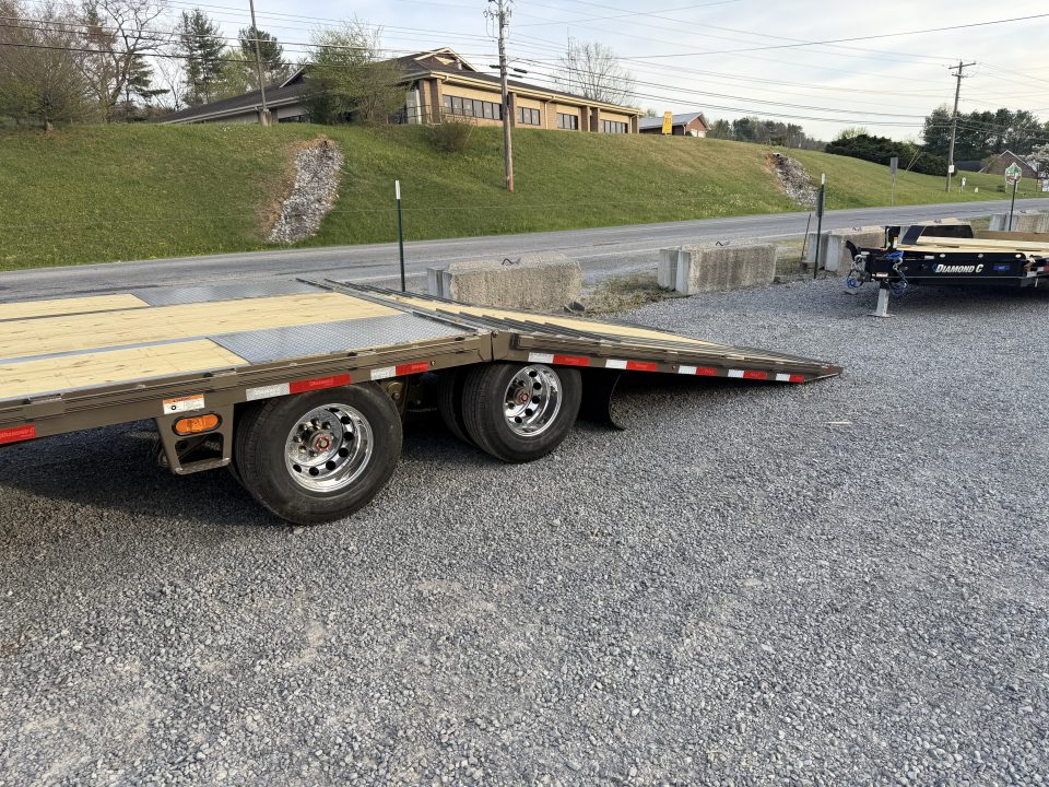 New 2026 Diamond C FMAX212 GOOSENECK TRAILER PACESETTER EDITION HYDRO JACKS & DOVE DISC BRAKES ALUMINUM OUTER RIMS