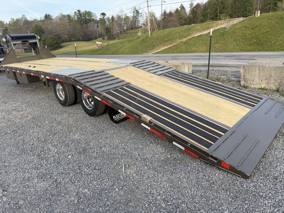 New 2026 Diamond C FMAX212 GOOSENECK TRAILER PACESETTER EDITION HYDRO JACKS & DOVE DISC BRAKES ALUMINUM OUTER RIMS