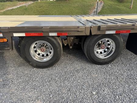 New 2026 Diamond C FMAX212 GOOSENECK TRAILER PACESETTER EDITION HYDRO JACKS & DOVE DISC BRAKES ALUMINUM OUTER RIMS