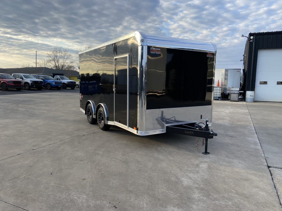 New United UXT-8.516 Enclosed Trailer