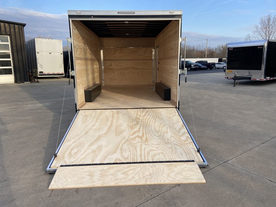 New United UXT-8.516 Enclosed Trailer