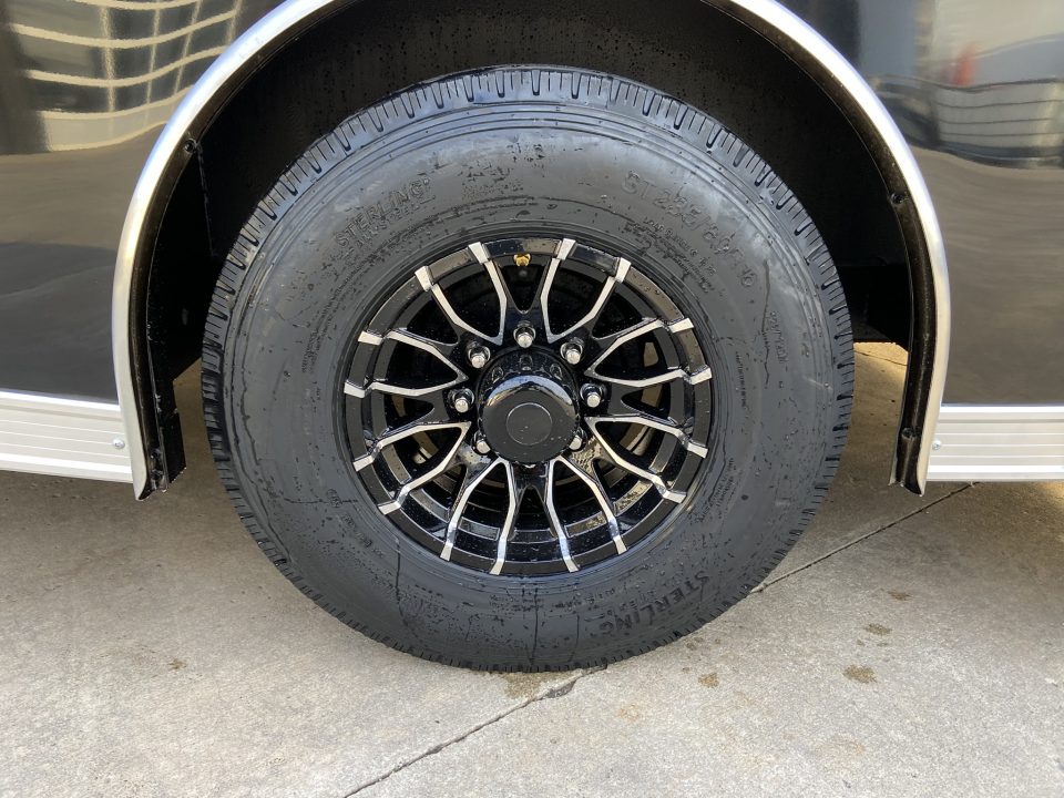 New United UXT-8.516 Enclosed Trailer