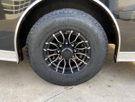 New United UXT-8.516 Enclosed Trailer