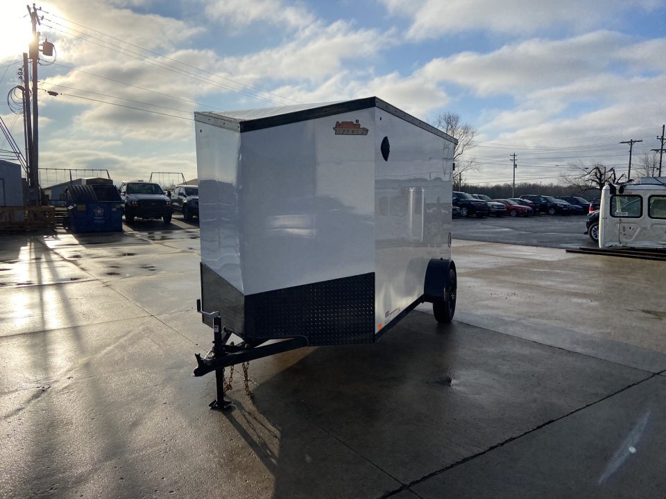 New United UJ-612 Enclosed Trailer