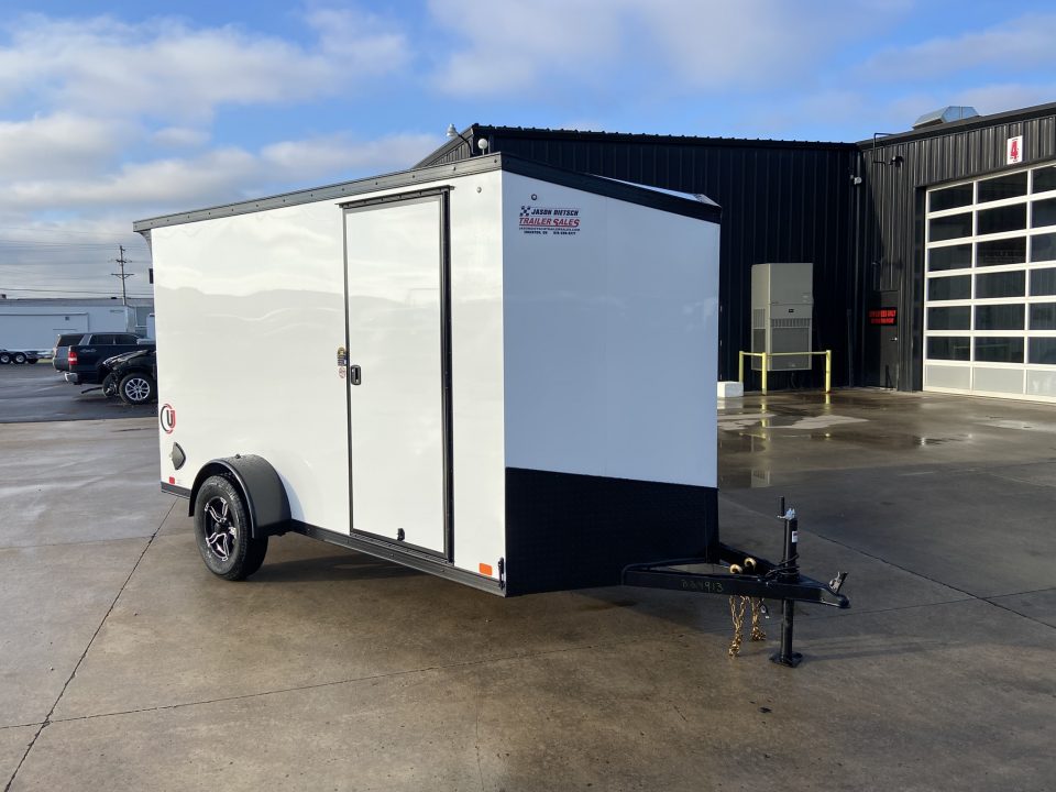 New United UJ-612 Enclosed Trailer