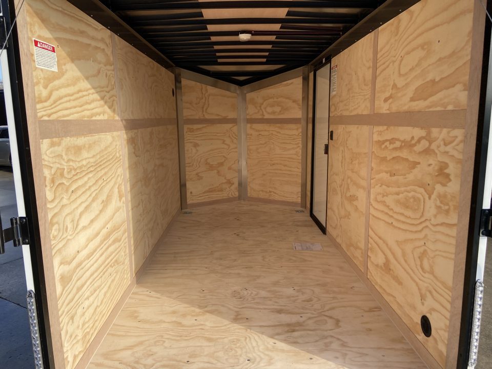 New United UJ-612 Enclosed Trailer