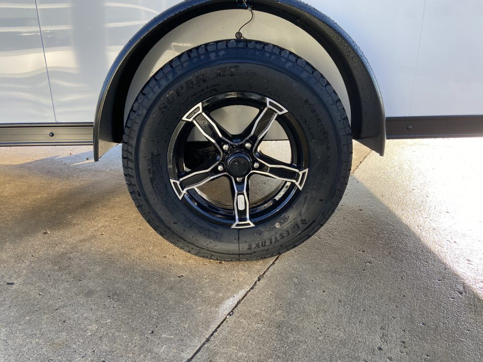 New United UJ-612 Enclosed Trailer