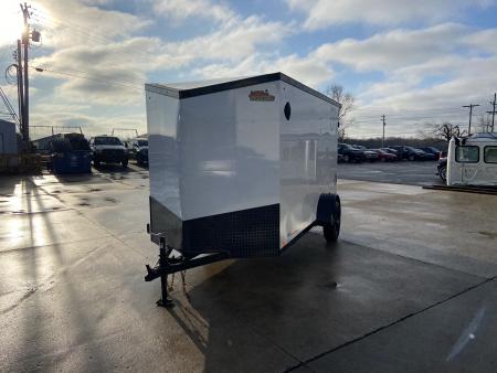 New United UJ-612 Enclosed Trailer