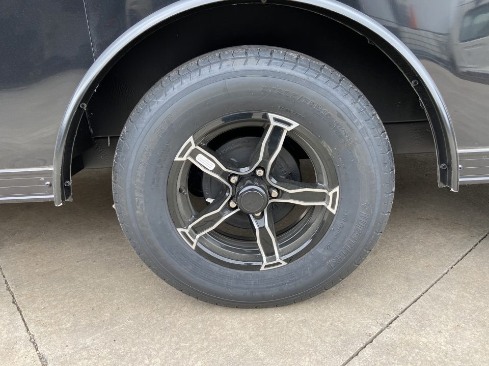 New United UJ-8.5X18 Enclosed Trailer