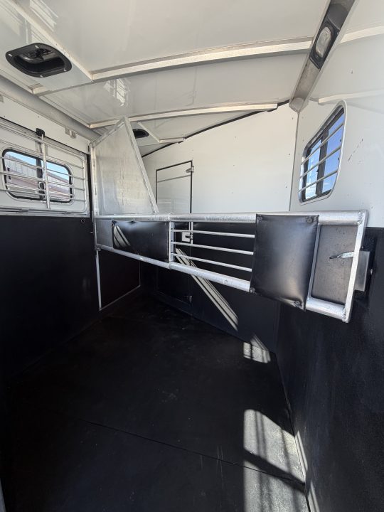 Used 2003 Sundowner 2 Horse Gooseneck Living Quarters Horse Trailer