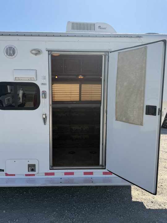 Used 2003 Sundowner 2 Horse Gooseneck Living Quarters Horse Trailer