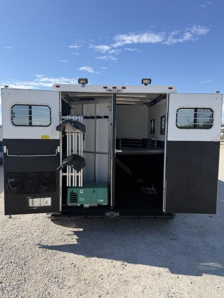 Used 2003 Sundowner 2 Horse Gooseneck Living Quarters Horse Trailer