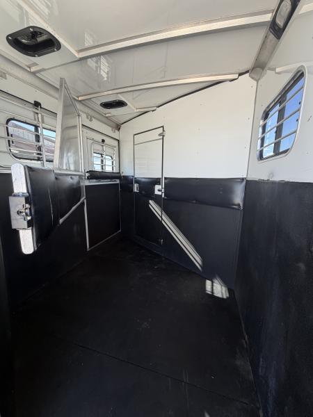 Used 2003 Sundowner 2 Horse Gooseneck Living Quarters Horse Trailer