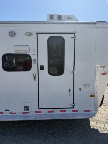 Used 2003 Sundowner 2 Horse Gooseneck Living Quarters Horse Trailer