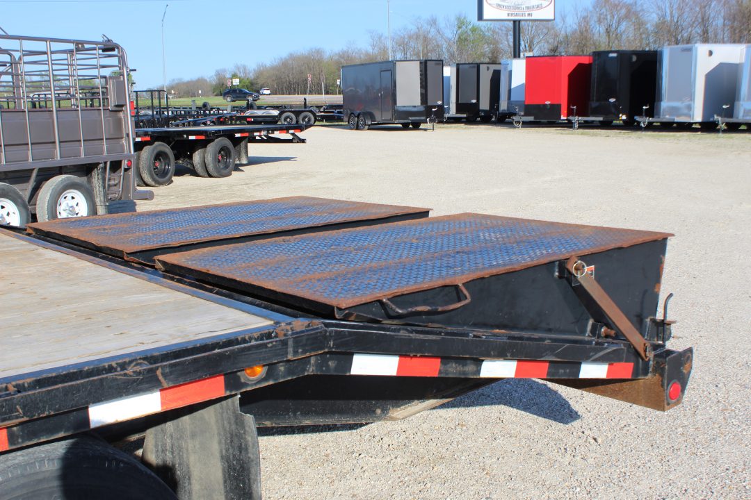 Used 2017 Load Trail 25' gooseneck Flatbed Trailer
