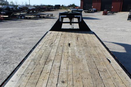 Used 2017 Load Trail 25' gooseneck Flatbed Trailer