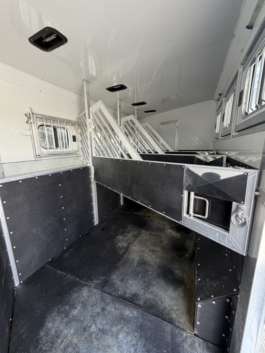 Used 2019 Twister 4 Horse Gooseneck Living Quarters Horse Trailer