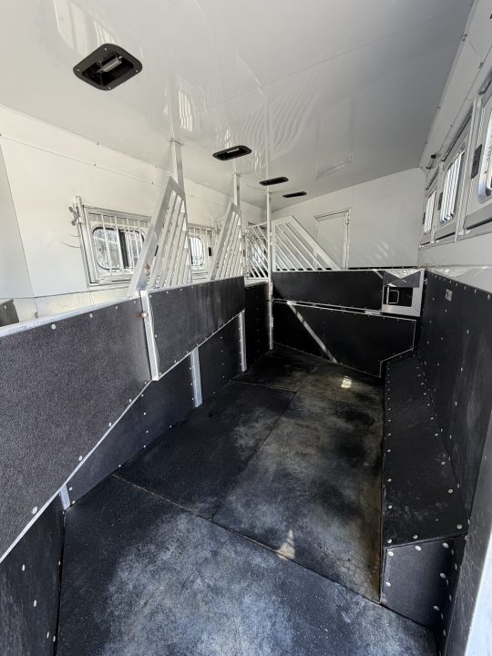 Used 2019 Twister 4 Horse Gooseneck Living Quarters Horse Trailer
