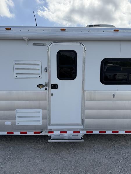 Used 2019 Twister 4 Horse Gooseneck Living Quarters Horse Trailer