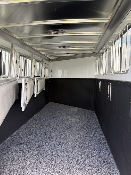 New 2026 Featherlite Trailers 4 Horse Gooseneck 9600 Horse Trailer
