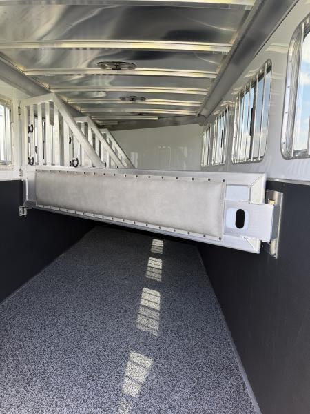 New 2026 Featherlite Trailers 4 Horse Gooseneck 9600 Horse Trailer