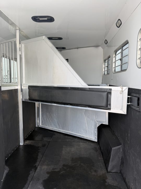 Used 2007 Lakota 3 Horse Gooseneck Living Quarters Horse Trailer