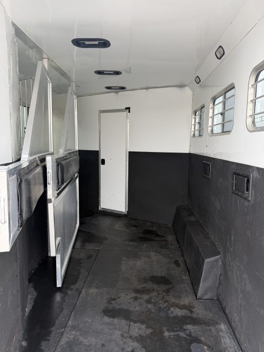 Used 2007 Lakota 3 Horse Gooseneck Living Quarters Horse Trailer