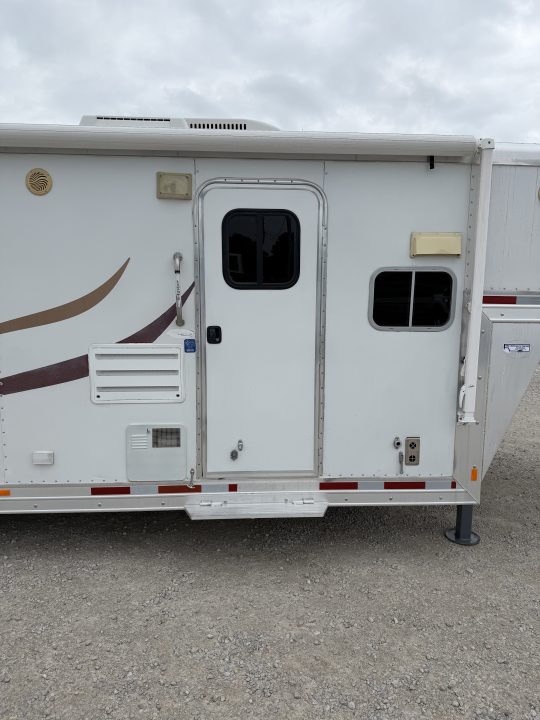 Used 2007 Lakota 3 Horse Gooseneck Living Quarters Horse Trailer