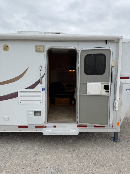 Used 2007 Lakota 3 Horse Gooseneck Living Quarters Horse Trailer