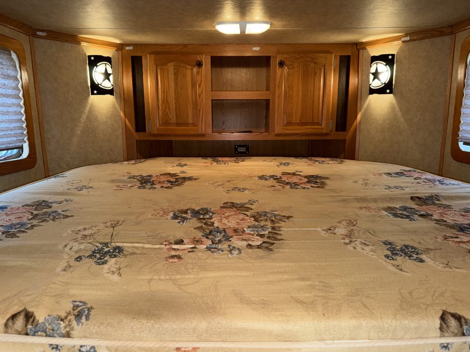 Used 2007 Lakota 3 Horse Gooseneck Living Quarters Horse Trailer