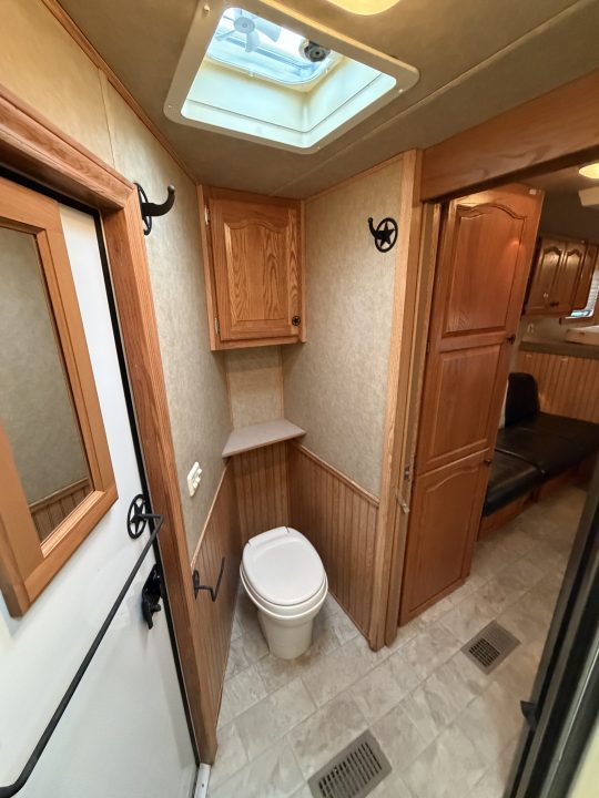 Used 2007 Lakota 3 Horse Gooseneck Living Quarters Horse Trailer