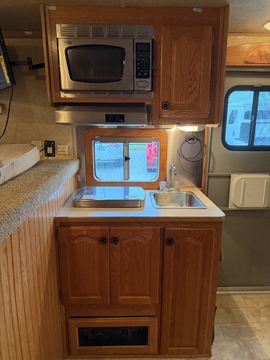 Used 2007 Lakota 3 Horse Gooseneck Living Quarters Horse Trailer