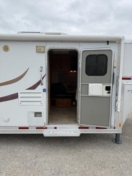 Used 2007 Lakota 3 Horse Gooseneck Living Quarters Horse Trailer