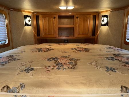 Used 2007 Lakota 3 Horse Gooseneck Living Quarters Horse Trailer
