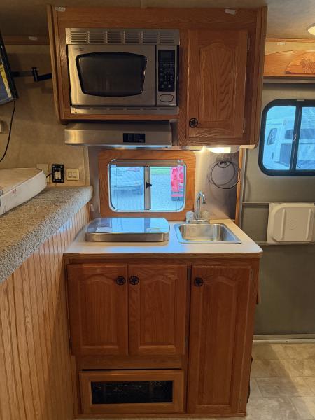 Used 2007 Lakota 3 Horse Gooseneck Living Quarters Horse Trailer