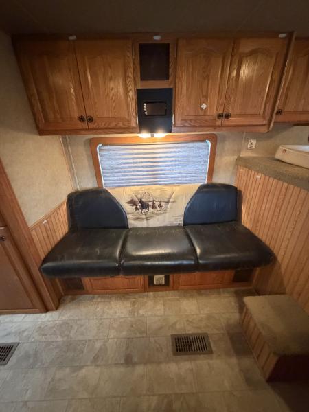 Used 2007 Lakota 3 Horse Gooseneck Living Quarters Horse Trailer