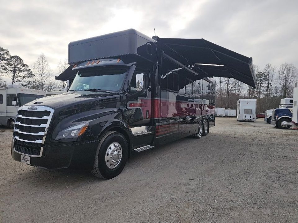 New 2026 Show Hauler 30QTSSL Class A
