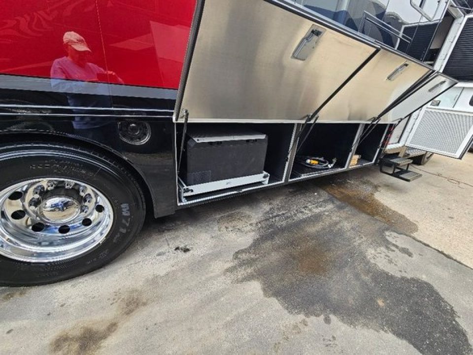 New 2026 Show Hauler 30QTSSL Class A