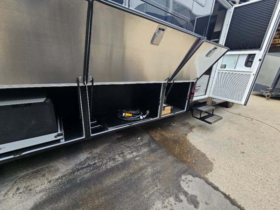 New 2026 Show Hauler 30QTSSL Class A