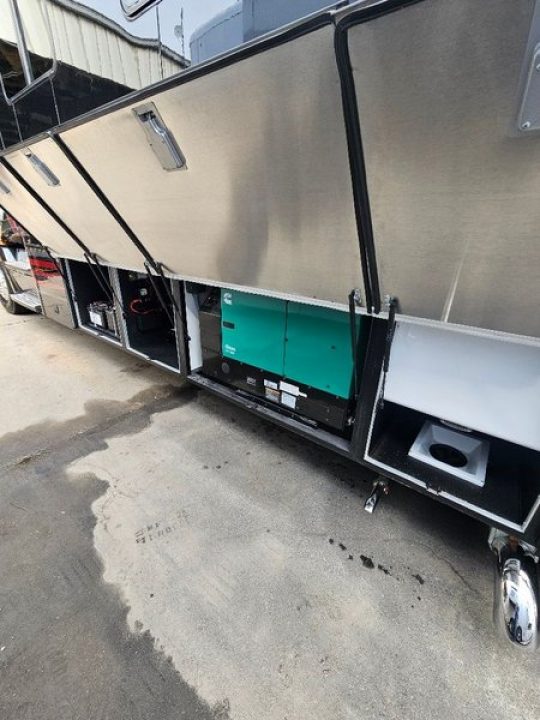 New 2026 Show Hauler 30QTSSL Class A