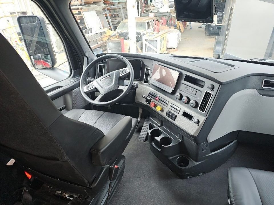 New 2026 Show Hauler 30QTSSL Class A