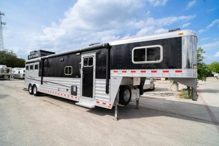 Used 2015 Elite Trailers 3 Horse Gooseneck with Living Quarters '15 Horse Trailer