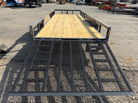 New Lamar Utility 83x20 10k W/ HD Spring Assisted Gate W/ Ramp Legs