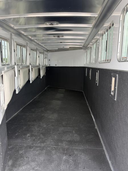 New 2026 Featherlite 5 Horse Gooseneck Horse Trailer