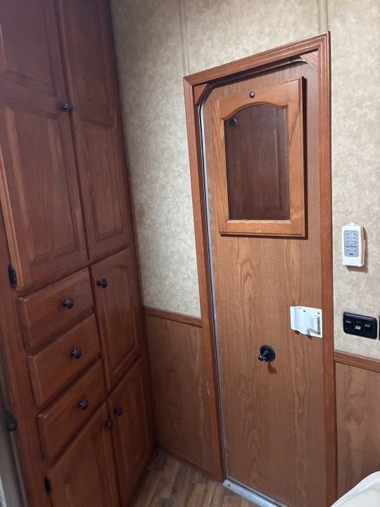 Used 2009 Lakota Grande 3H LQ Horse Trailer