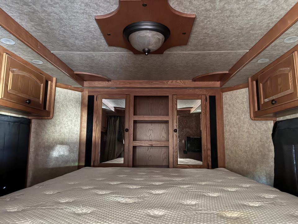 Used 2009 Lakota Grande 3H LQ Horse Trailer